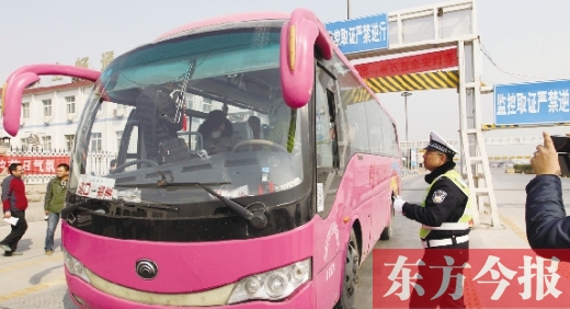 鄭州交警在鄭州黃河大橋安裝“機(jī)動(dòng)車緝查布控系統(tǒng)”嚴(yán)查違法運(yùn)輸行為，確保旅客安全。
