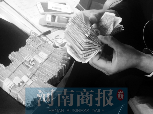 一名店員點了快一個小時，只點了一小部分零錢