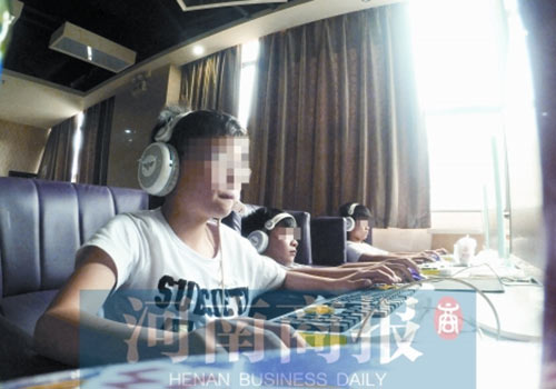 這家名為優(yōu)客體育競技俱樂部的店內(nèi)，有許多未成年人在上網(wǎng)玩游戲