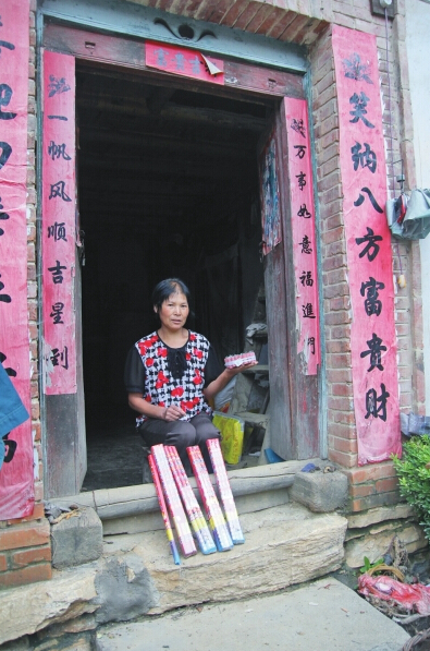 村民楊女士買來(lái)閃光雷、爆竹防衛(wèi)