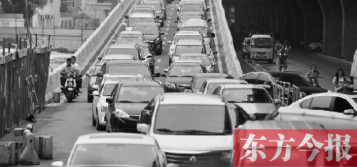昨日，鄭州市大學(xué)路與隴海路交叉口處，因封閉施工，現(xiàn)場堵成停車場