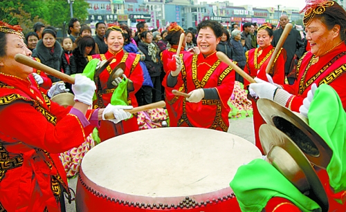 11月15日，鄧州廣大干部群眾載歌載舞慶祝黨的十八大勝利閉幕。