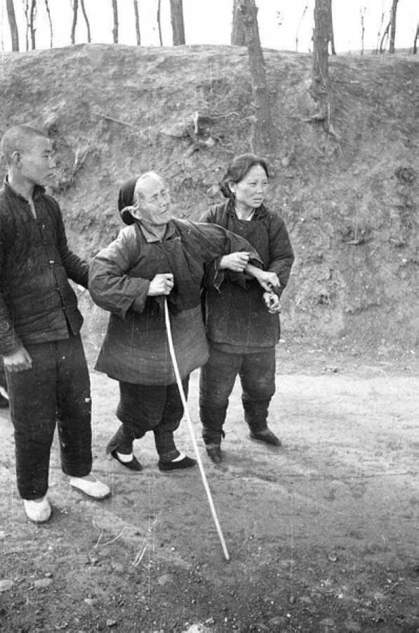 災(zāi)民，看到左側(cè)年輕人的白鞋，應(yīng)該是剛死去親人