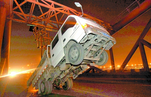 　車上升降機(jī)的工作臺(tái)被卡，車身前部高高翹起。