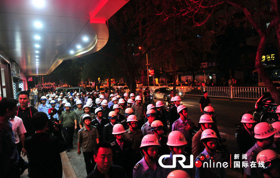 2012年12月26日晚，海南省三亞市，三亞市綜合行政執(zhí)法局河西大隊(duì)近百名城管上街執(zhí)法。