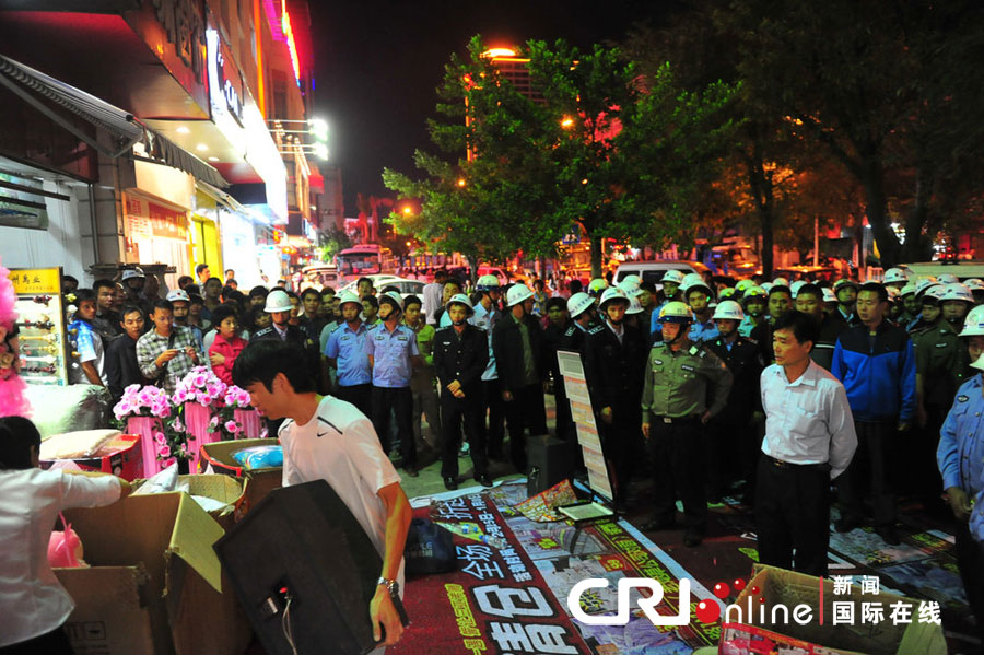 　2012年12月26日晚，海南省三亞市，三亞市綜合行政執(zhí)法局河西大隊(duì)近百名城管上街執(zhí)法。