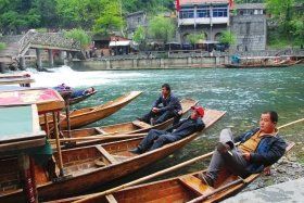 4月12日上午，湘西鳳凰縣杜田村，許多船只?？吭阢叺却慰汀?jù)守候在此的船家們反映，到當(dāng)日上午11點(diǎn)還沒(méi)有出過(guò)一趟船，平時(shí)這個(gè)時(shí)候都已經(jīng)來(lái)回四五趟了。圖/實(shí)習(xí)記者楊旭