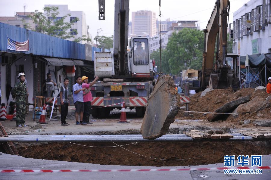 5月21日，在廣東省深圳市龍崗區(qū)橫崗街道紅棉二路華茂工業(yè)園路面塌陷處，救援人員在現(xiàn)場救援。