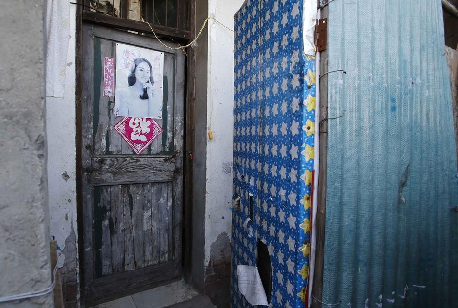 36歲的河南信陽打工者陳小龍在這里租了一間屋子住，2012年底開始，他偷偷在出租屋里挖地窖。