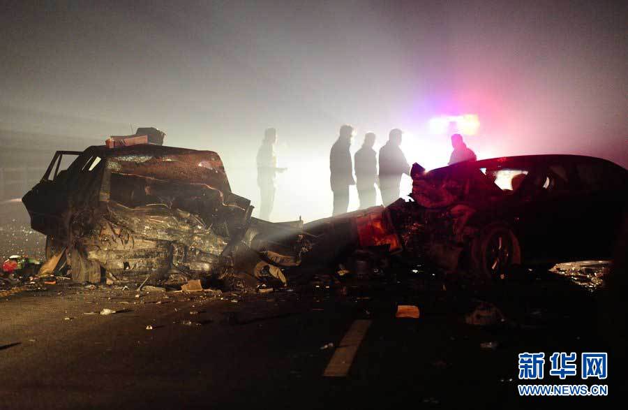 2013年1月9日，合肥，事故現(xiàn)場，兩輛受損車輛已經(jīng)全部變形
