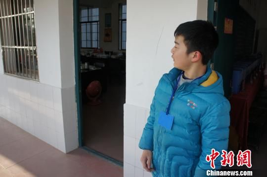 對(duì)于幾年如一日照顧他的同學(xué)余興泉，14歲的左臣心里充滿了感激。 李俊杰 攝