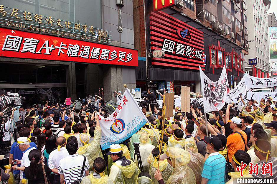 5月13日下午，屏東縣數(shù)百漁民北上臺北，冒雨在馬尼拉經(jīng)濟文化辦事處前抗議，要求菲律賓政府為攻擊臺漁船
