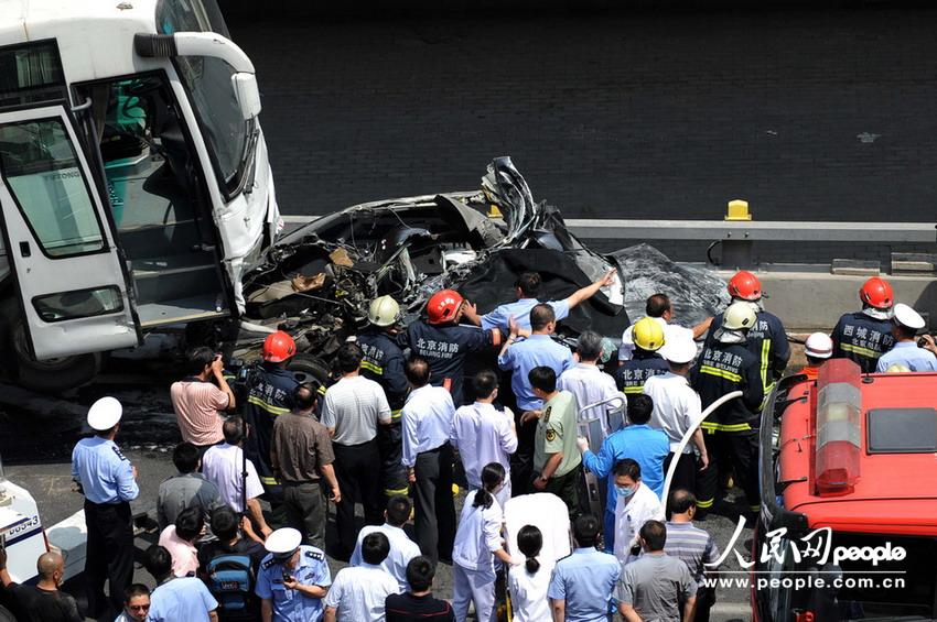 北京大客車追尾碾壓奧迪司機(jī)被困車中。