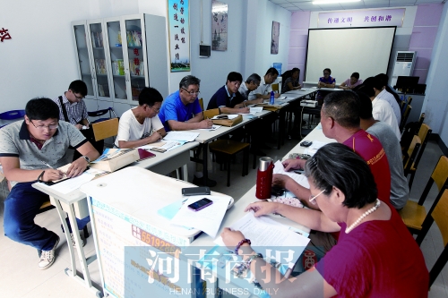 消費(fèi)者代表和旁聽人員走進(jìn)社區(qū)，聽取市民關(guān)于鄭州地鐵的意見和建議