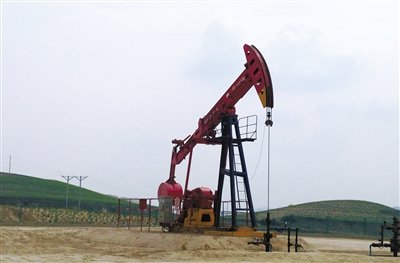 長慶油田標(biāo)準(zhǔn)化井場，位于定邊縣新安邊鎮(zhèn)店子坪村黃土高原上。