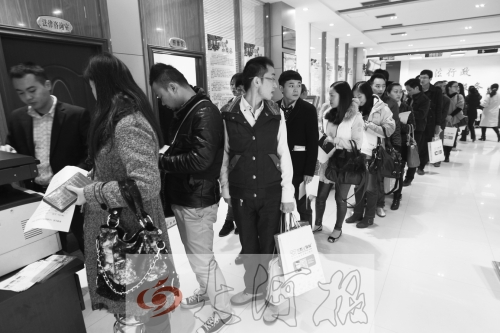 昨天,除復(fù)印材料處有新人排隊外,金水區(qū)民政局婚姻登記處大廳內(nèi)處未見新人排隊的火爆場景。