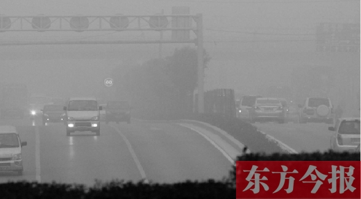 昨天早上，鄭州氣象臺發(fā)布大霧紅色預(yù)警，鄭州空氣質(zhì)量也再次迎來重度污染的預(yù)警
