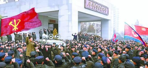 朝鮮11日繼續(xù)展開大規(guī)模批判張成澤運動。圖為朝鮮金策工業(yè)大學的青年學生宣誓擁護領袖金正恩。