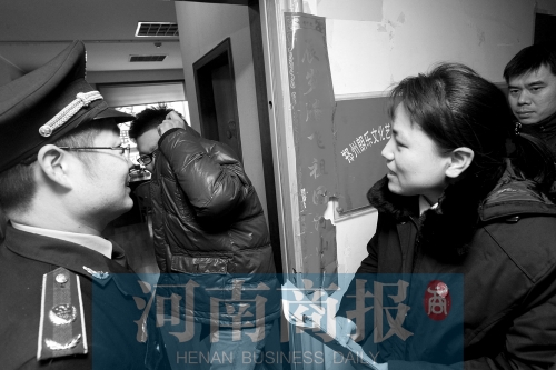 城管巡回法庭法官，到因違反城市管理的受罰當(dāng)事單位送傳票