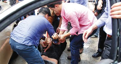 昨日，警方和市民們一起砸窗將肇事者控制。當(dāng)日，福州閩侯縣，一名男子駕駛小車在青口鎮(zhèn)奔馳大道附近撞人后逃逸，事故致7人死亡，12人受傷。圖/CFP