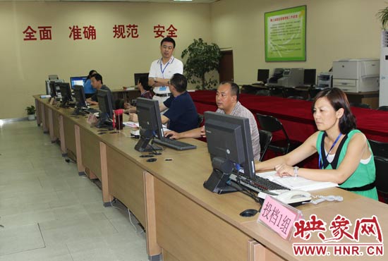 今年我省高招錄取工作正在平穩(wěn)正常開(kāi)展，圖為投檔組工作人員。