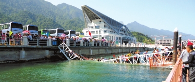 昨天上午10點左右，江西廬山西海風(fēng)景區(qū)司馬旅游碼頭發(fā)生橋面塌陷事故，造成18名游客擦傷或落水。景區(qū)表示，目前已對擦傷或落水游客進行有效救治和妥善處置，并對游客損失的財物進行登記。