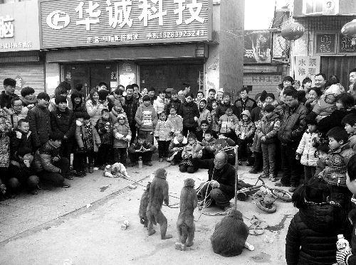 比春運(yùn)更擠的地方是?？h廟會(huì)(組圖)