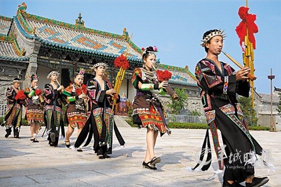 山東臺(tái)兒莊古城內(nèi)，來自外地的演員表演蘆笙舞 王建華 攝
