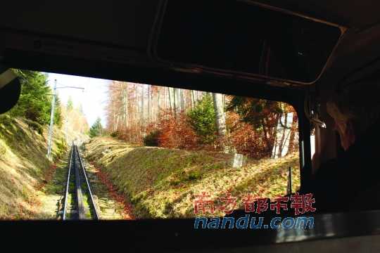 小火車(chē)一路向上，沖破云層，豁然開(kāi)朗，乘客們的歡呼聲適時(shí)響起，一切漸入佳境。