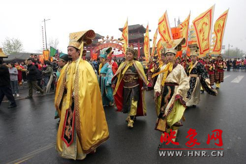 　　3月30日上午,開封市舉行2013中國(開封)清明文化節(jié)踏春巡游活動?！?　　