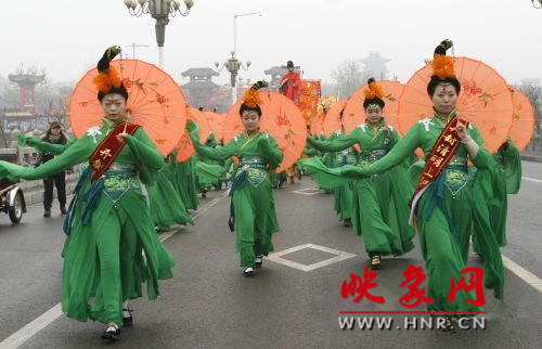 　　3月30日上午,開封市舉行2013中國(開封)清明文化節(jié)踏春巡游活動?！?　　