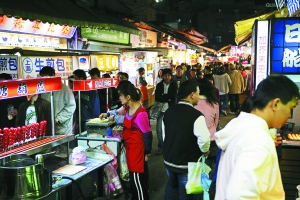 　　品味臺(tái)灣,又怎能錯(cuò)過(guò)那些親民夜市。