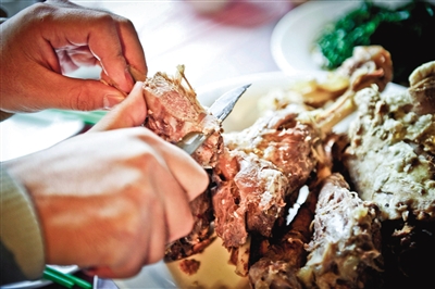 在西北大多數(shù)地區(qū),手抓肉是最普遍最經(jīng)濟(jì)的羊肉吃法。