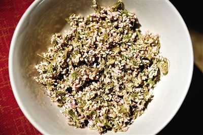作為香料的扎蒙是一種陜北常見的細(xì)碎野花。