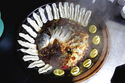 黃驊鍋灶魚，將海魚與面食相互搭配。農(nóng)業(yè)與漁業(yè)、土地與海洋，在這里構(gòu)成了微妙的平衡。