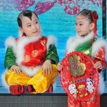 鄧?guó)Q賀(左)在春晚上。