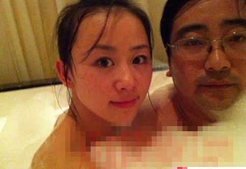 女主播紀某與國家檔案局官員范某。