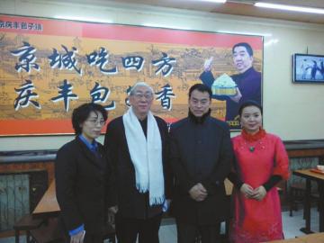 吳頌今（左二）、王樹才（左三）、談芳兵（右一）與店長合影。