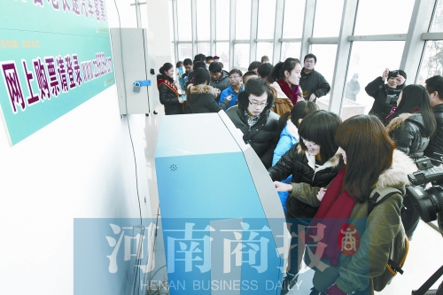 自動售票機安裝在高校內(nèi)，方便了學生購票返鄉(xiāng)