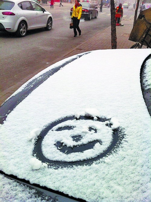 一月十五日上午，有汽車(chē)披著一身的雪裝，從經(jīng)開(kāi)區(qū)回到市區(qū)。