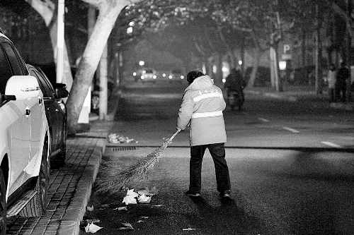 清晨六點，鄭州市經(jīng)七路，一名環(huán)衛(wèi)工開始了一天的工作。