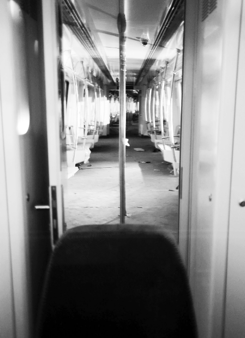 透過擋風玻璃，依稀能看到車廂內(nèi)的樣子