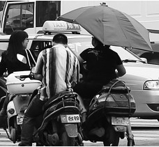 昨日，鄭州市鄭州花園路與農(nóng)業(yè)路交叉口，電動車裝傘埋下安全隱患
