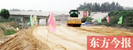 　昨日，正在施工中的鄭州市文化路與連霍高速互通式立交