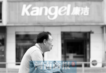 　這一切，將會給康潔公司、加盟商，乃至鄭州洗衣行業(yè)，帶來什么？ 記者 趙卓/攝