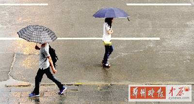 昨天傍晚，市民在雨中行走。