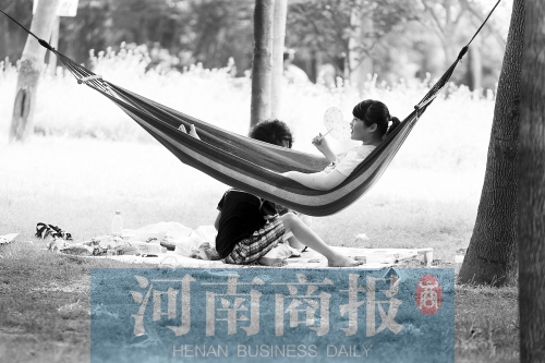 天又熱了起來(lái)，外出游玩，記得防曬哦 記者 趙卓/攝　