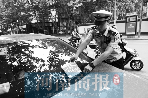 有了這張挪車卡，不會泄露隱私，別人又能方便地聯(lián)系上自己記者 邱曉峰/攝