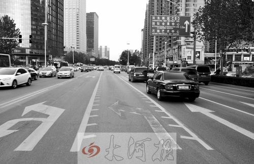 這條畫有多條短斜線的車道就是可變車道，視車流量大小而定，直行車輛多時(shí)它是一個(gè)直行車道，左轉(zhuǎn)車輛多時(shí)它