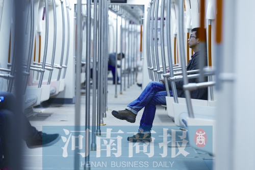 倆小時(shí)不出地鐵站，要按全程收費(fèi) 王春勝/攝